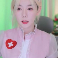 기래민 가슴에 구멍난 핑크 간호사 제복