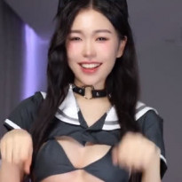 꼬리 달린 마이크로 비키니 섹시한 고양이 meriol chan