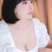강인경 흰 블라우스 가슴골