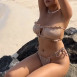 인도 여배우 Simran Kaur 해변에서 튜브탑 비키니