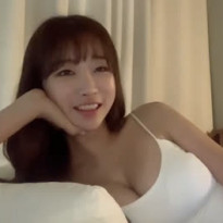 둘기얏 침대위 눕방 흰 끈나시 가슴골