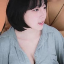 단추 푼 강인경 가슴골