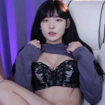 티모녀 고라니율 옷 걷어 올려서 검정 브라 가슴골 노출