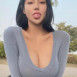 혀 내미는 모델 이아이 묵직한 가슴골
