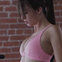운동하는 말레나 모건(Malena Morgan) 핑크 브라