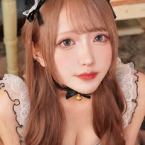 요즘 인기 많다는 일본 코스프레녀 메이드복 올려보는 구도 가슴골