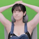 머리 위로 팔 올린 쵸단 멜빵 겨드랑이 가슴골