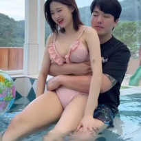 수영장에서 여친 뱃살 만지기