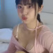 쵸단 우주를 줄게 커버 기타위에 올려둔 핑크 가슴