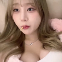눕방중인 하루짱 빼빼로 먹방 눈이 가는 가슴골