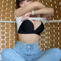 강인경 흰티속 블랙 브라