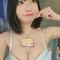수련수련 볼꼬집 끈나시 가슴골