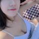 유튜버 쏘블리 이소영 한강 나들이 셀카 사진 위에서 내려다본 끈나시 가슴골