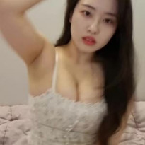 소람잉 나시 옆으로 삐져나온 가슴
