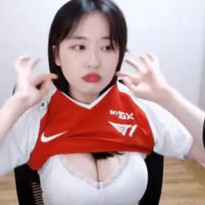 티원팬 소람잉 빨간 유니폼 벗기 가슴골