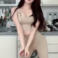 한갱 제로투 타이트한 의상 가슴골
