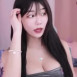 검은 생머리 끈나시 입은 빛베리