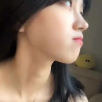 매력 터지는 미모 문월 눕방 가슴골