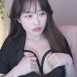 소람잉 손으로 벌려서 보여주는 가슴골 사이
