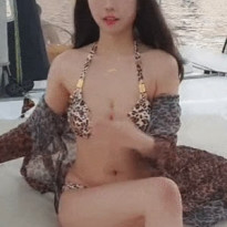 에디린 요트 위의 호피 비키니 레전드 몸매