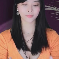 스트리머 미모 주황 골지 티셔츠 버티는 단추 가슴골