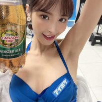 모모노기 카나 파란비키니 겨드랑이