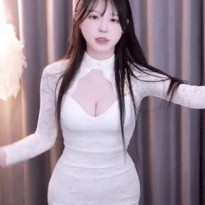 야채빵 가슴골이 노출되는 밀착 원피스 골반핏