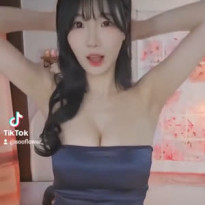 수련 수련 옆집 새댁룩 오프솔더 밀착 원피스 가슴골