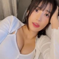 눕방 하는 마젠타 흰나시 옆으로 눌린 가슴골