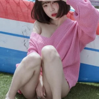 강인경 하의 실종 오버핏 핑크 니트