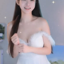 옷이 자꾸 흘러내려 난감한 여캠 둘기얏
