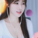 노래 하는 허니제니 깊게 파인 흰티 가슴골