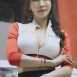 모델 유리안 앞지퍼 내린 크롭탑 가슴골