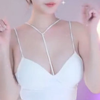 둘기얏 홀터넥 흰 끈나시 출렁거리는 가슴골