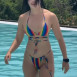 물에서 나오는 Hot Emma 무지개 비키니 하이레그 매끈 왁싱