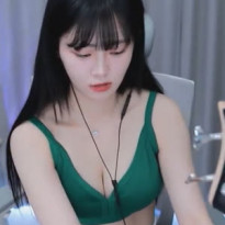 기타치는 쵸단 녹색 민소매 탑 가슴골