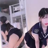 거울에 비치는 언더붑 김유디 트월킹 내민 혓바닥 풀린 눈