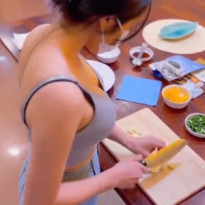 요리할때 삼두운동한 보람 느낀하는 유튜버 워니 회색 나시 블랙 브라 가슴골