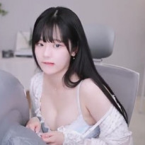 슬립 입고 자연스럽게 흔드는 쵸단