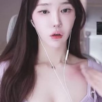 겨우디 H컵이 쇄골을 긁으면 생기는 일