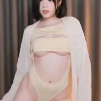 햄찡 다 보여주는 언더붑 하이레그 수영복