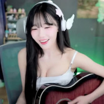 수련수련 기타 위에 올려둔 큰 가슴골