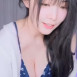 모모리나 어깨끈 내려가서 블랙 브라 노출 숙인 가슴골