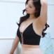 요가하는 꽃빵 숙인 가슴골