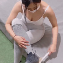 클라이밍 하는 워니 레깅스 흰나시 가슴골